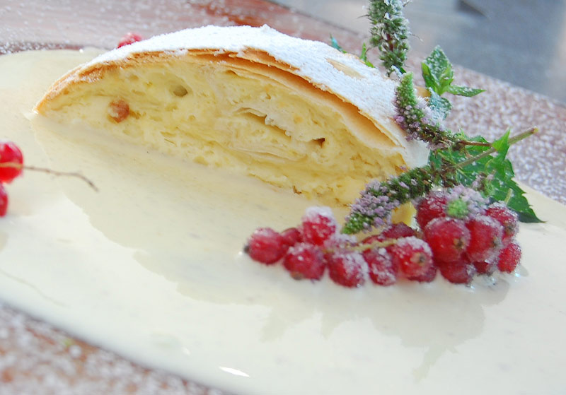 Topfenstrudel mit Vanillesauce - Der Radiokoch