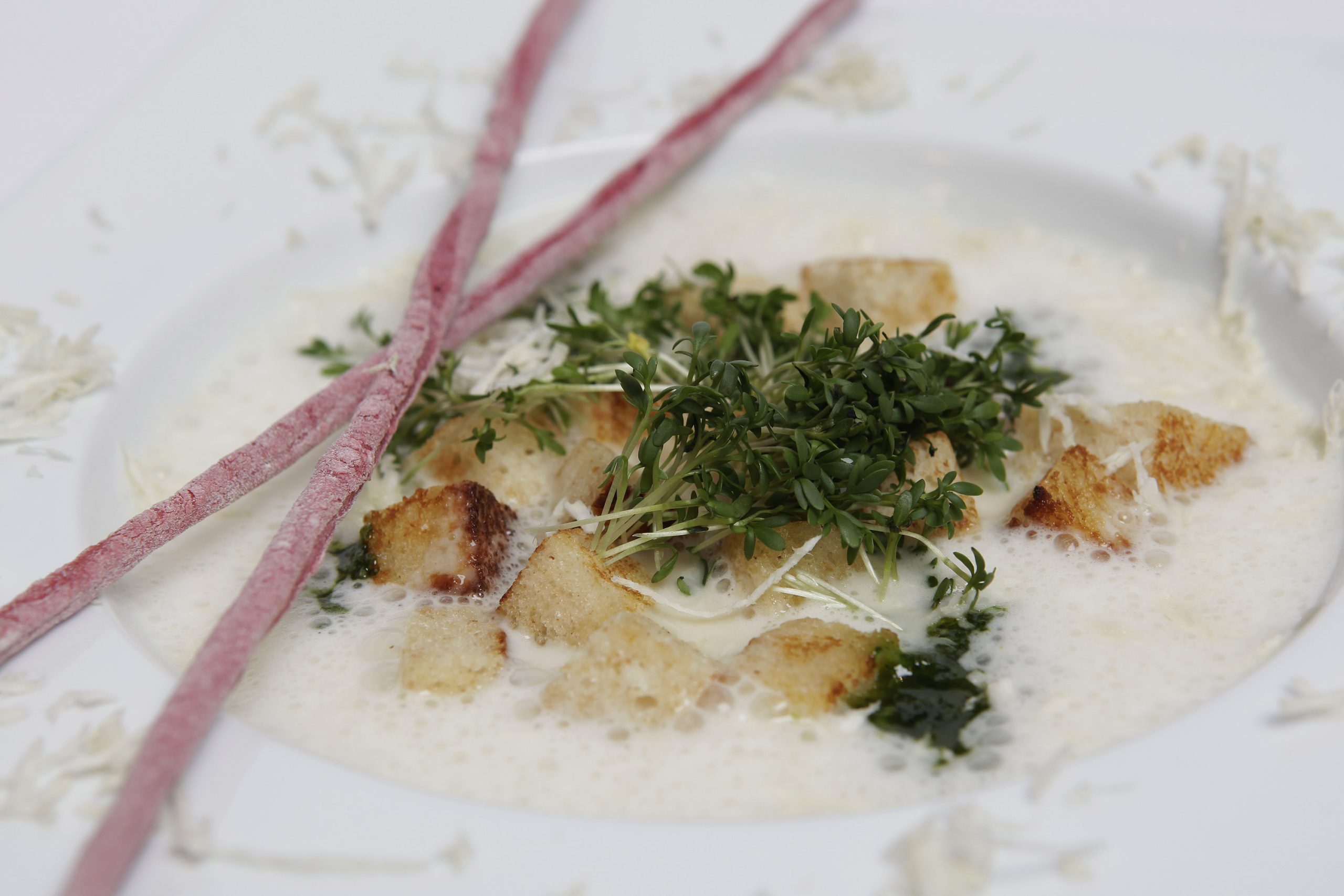 Allgäuer Käsesuppe mit Brotcroutons und Pesto - Der Radiokoch