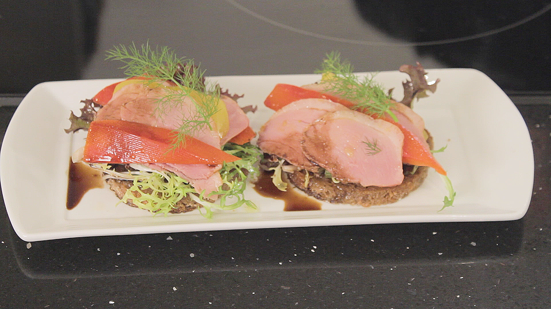 Geröstete Brotscheiben mit sautiertem Paprika und geräucherter ...